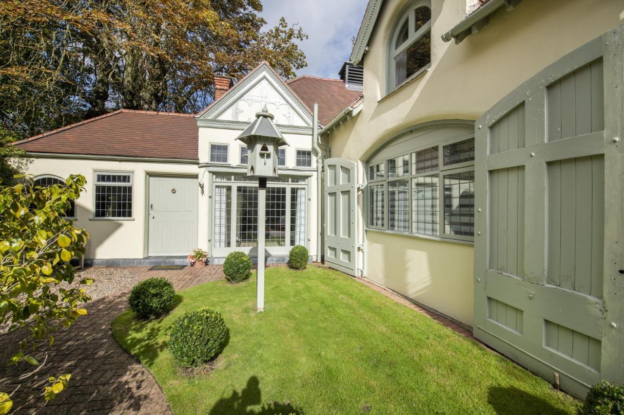 Beautiful Secluded 2 Bedroom Coach House *