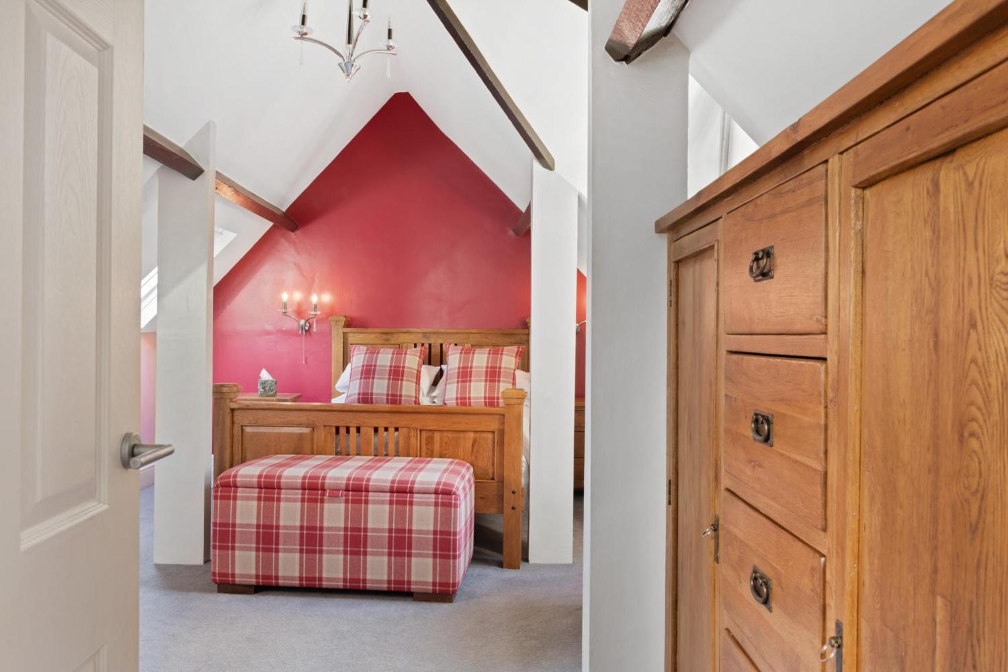 Beautiful Secluded 2 Bedroom Coach House *