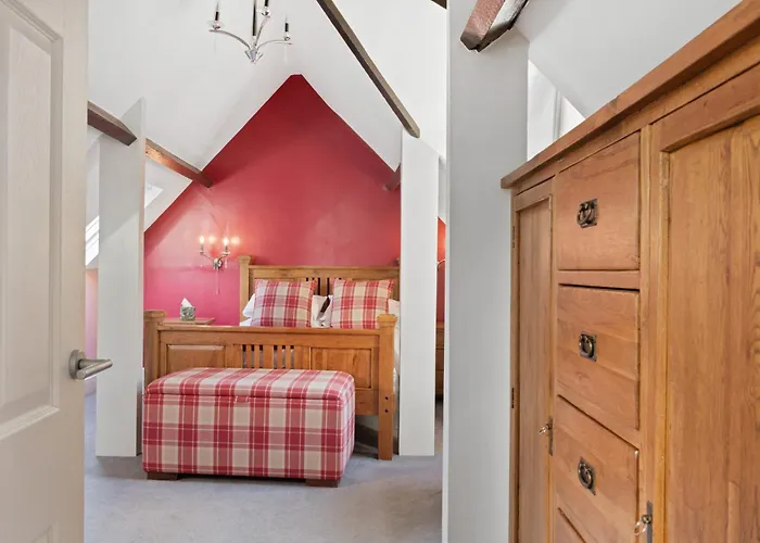 Beautiful Secluded 2 Bedroom Coach House