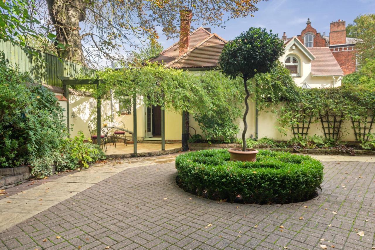 Beautiful Secluded 2 Bedroom Coach House Holiday home