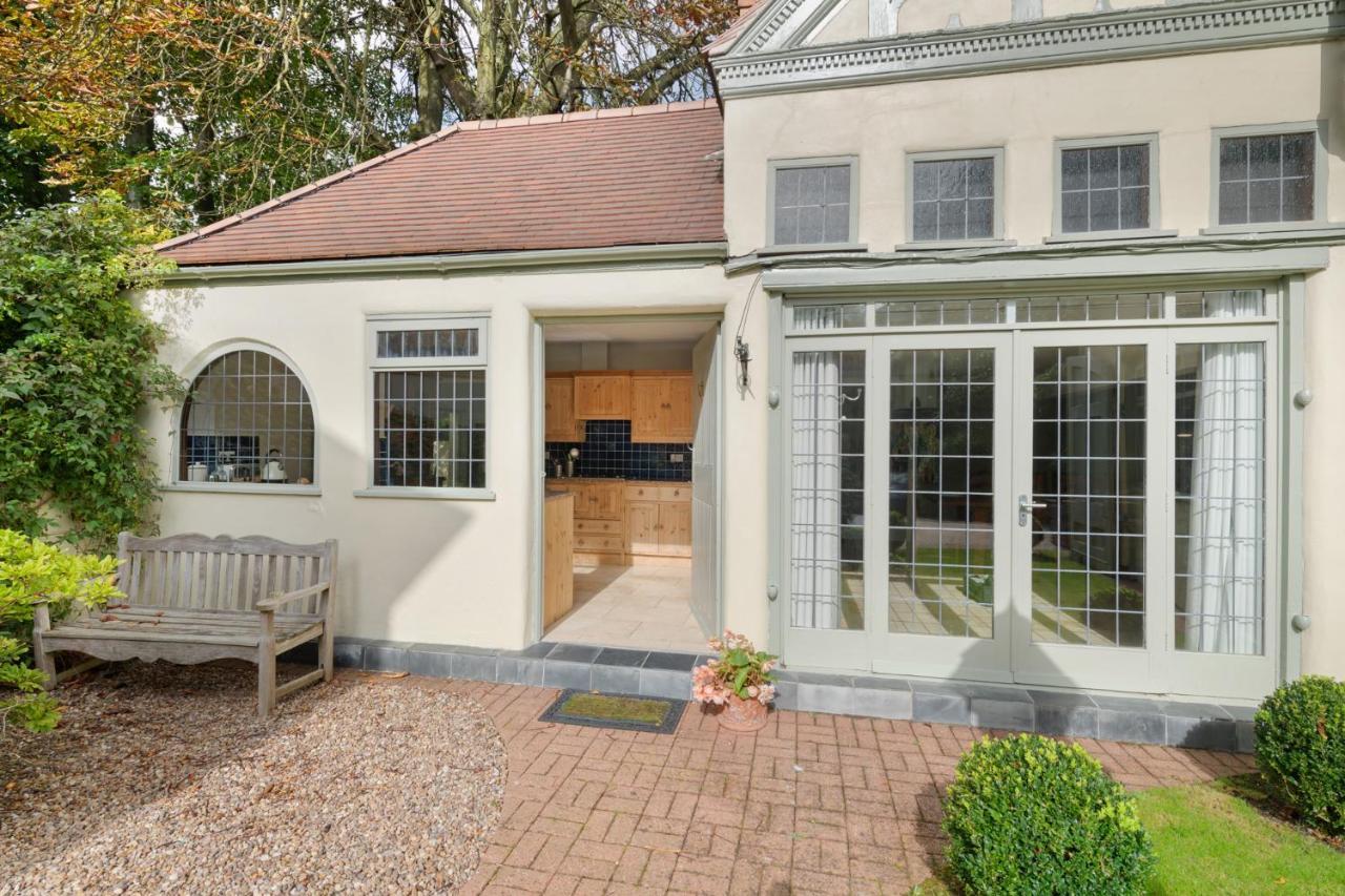 Beautiful Secluded 2 Bedroom Coach House *