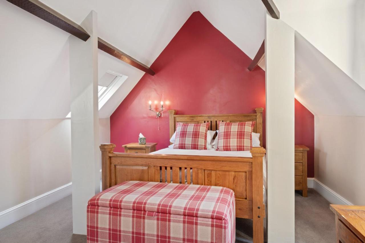 Beautiful Secluded 2 Bedroom Coach House *