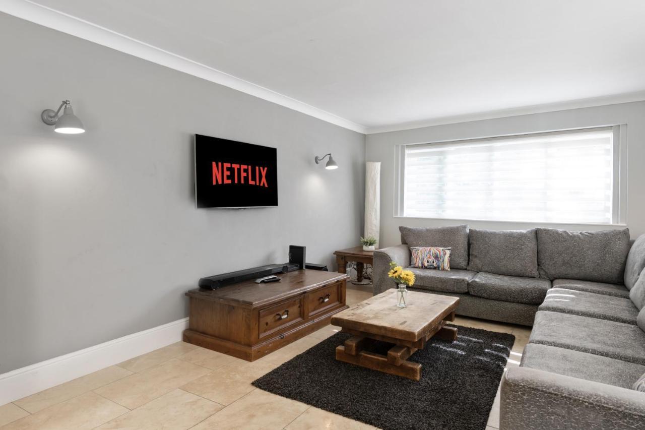 Beautiful Secluded 2 Bedroom Coach House *